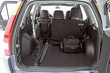 Багажник CR-V обширен и функционален. Пол багажника вынимается и "легким движением руки" превращается в стол для пикника. Под полом-столом – отделанная пластиком ниша размером с запасное колесо