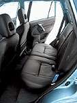 Toyota RAV-4: Даже если задние сиденья отодвинуты назад до упора, места для ног пассажиров здесь остается не так уж и много