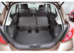 Благодаря сдвигаемому заднему ряду объем багажника варьируется от 272 до 463 литров. 