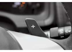 Подрулевые переключатели на версиях с вариатором Multidrive S используются на 2,0-литровых модификациях Avensis.