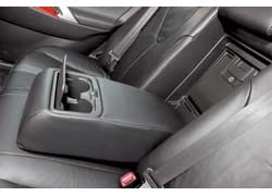 Задним пассажирам Toyota Camry предлагает довольствоваться широким подлокотником и двумя подстаканниками.