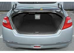 Объем багажника Teana – 488 литров. Доставать буксировочную петлю и домкрат легче – не надо откручивать крепеж и поднимать крышку. 