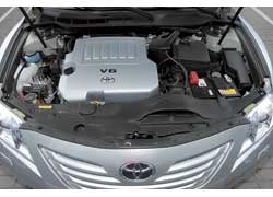 В Toyota Camry используются гидравлические амортизаторы капота. При равном объеме 3,5 литра мотор выдает 277 л. с. и 346 Нм.