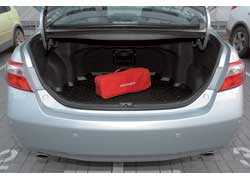 В версии Premium, в которой предлагается 3,5-литровая модификация, сложить задние сиденья, увеличив 504-литровый багажник, нельзя.