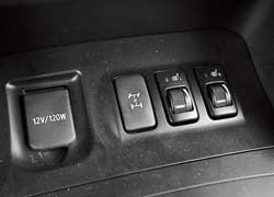 Нажатием кнопки в Toyota можно заблокировать межосевой дифференциал. Блокировку межколесных заменяет работа системы стабилизации.