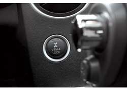 Вмешательство в работу полного привода Honda ограничивается кнопкой блокировки дифференциалов.