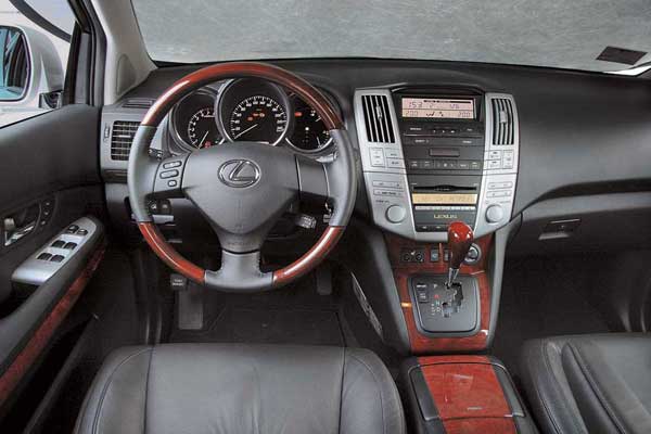 В салоне Lexus RX 350 чувствуешь себя, как в дорогом деловом кабинете. «Деревянный» руль не лучший вариант для быстрой «рулежки».