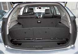 Пневмоподвеска Lexus обеспечивает небольшую погрузочную высоту. Инструмент – в дальней подпольной нише. Электропривод избавляет от необходимости закрывать багажник вручную.