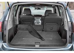 Багажник Subaru самый просторный, ведь он обеспечивает место для третьего ряда. Крышки подпольных ниш легко фиксируются в поднятом состоянии. 