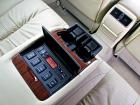 В подлокотнике пульт управления комфортом: регулировки аудиосистемы и климат-контроля, подогрев и вентиляция сидений.