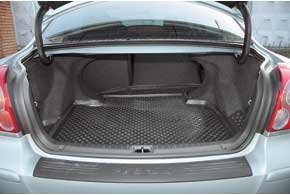 «Походный» размер багажника Avensis средний по сравнению с конкурентами – 500 л против 460 л у Accord и 565 л у Passat. Для его увеличения задние сиденья можно сложить, для перевозки длинномеров есть лючок.