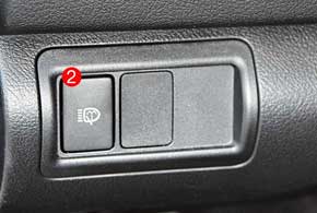 Toyota позволяет отключать поворот фар (1) и мыть их независимо от стекла (2). Заглушку хочется заменить кнопкой отключения противобуксовочной функции.